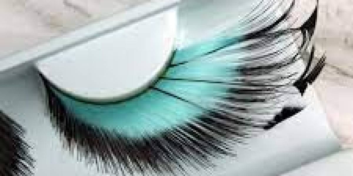 From Runway to Reality: The Allure of Feather Eyelashes
