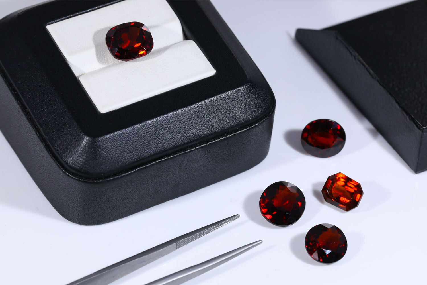 The Ultimate Guide to White Sapphire and Hessonite Stone
